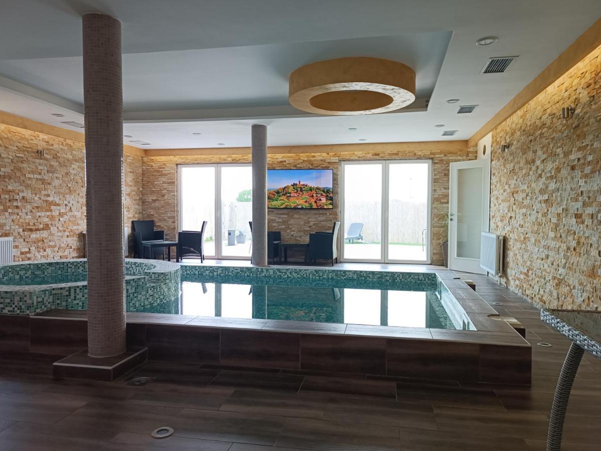 V & V Villa Lalince Extérieur photo