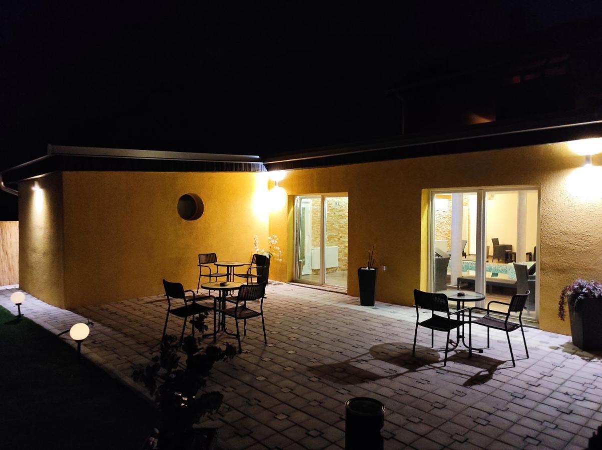 V & V Villa Lalince Extérieur photo